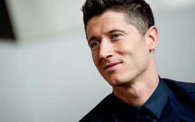 百博体育热评-一个破足球踢到烂